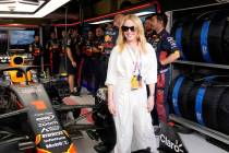 La cantante australiana Kylie Minogue en el garaje de Red Bull antes del Grand Prix de Fórmula ...