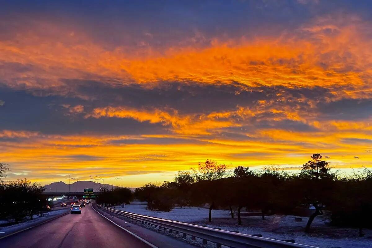 El cielo estalla en color a medida que el sol se levanta en el este adyacente a la Summerlin Pa ...