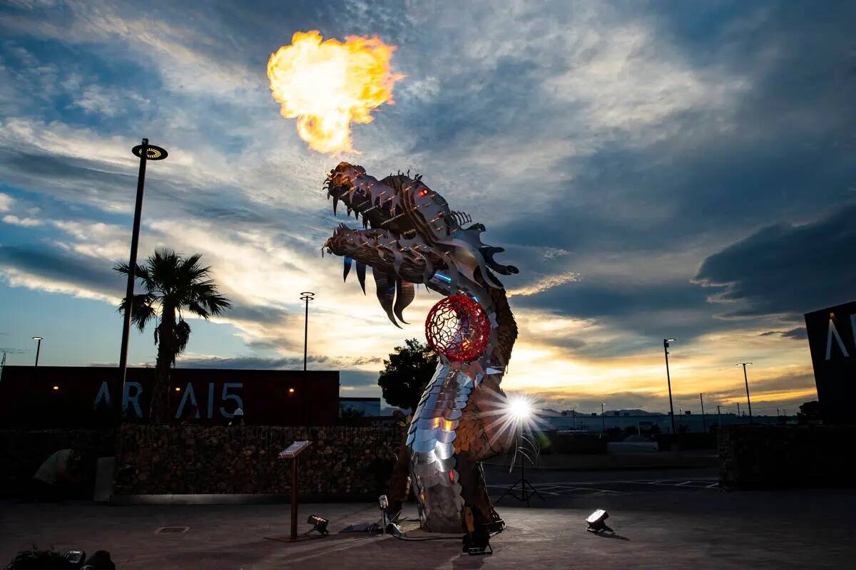 "El Scorcho" de Ivan McLean en la galería al aire libre Art Island de Area15 en Las Vegas el j ...