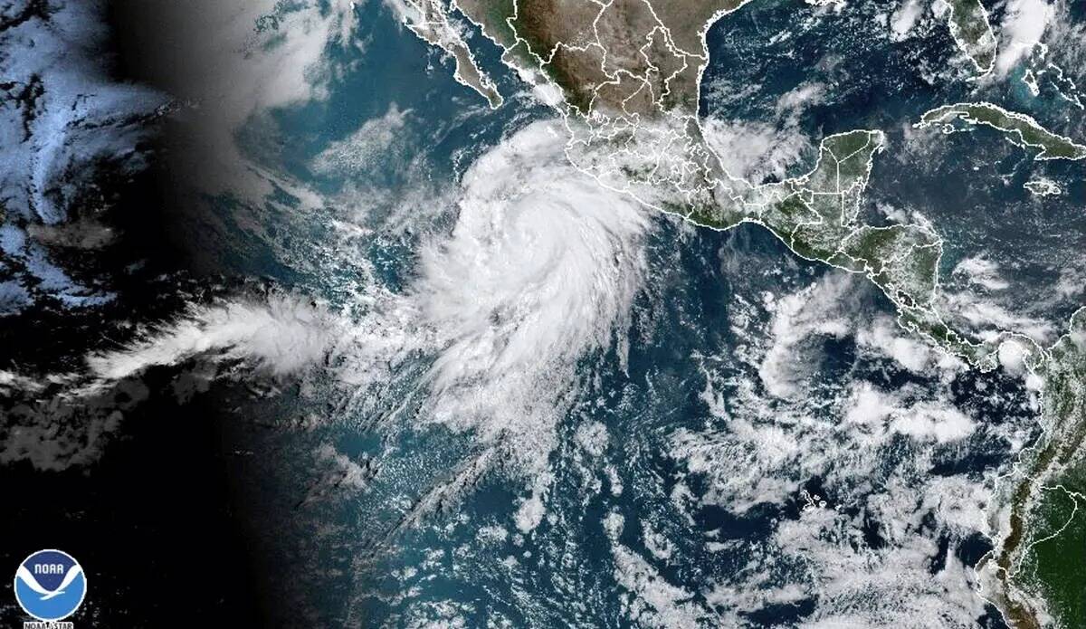 Esta imagen de satélite muestra el huracán Hilary frente a la costa del Pacífico de México. ...