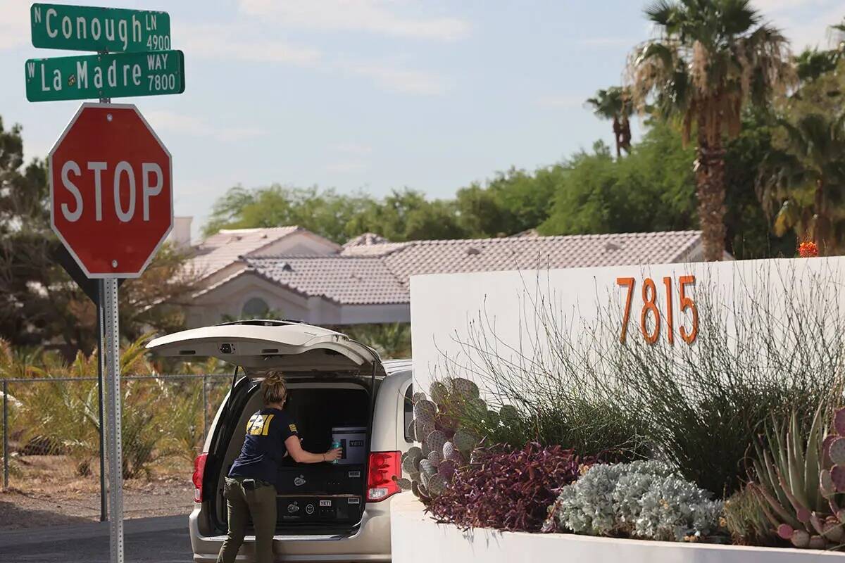 Agentes del FBI llevan a cabo una investigación el jueves 17 de agosto de 2023 en la cuadra 78 ...