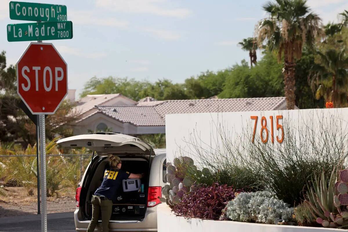 Personal del FBI investiga en una casa en la esquina de West La Madre Way y Conough Lane en Las ...