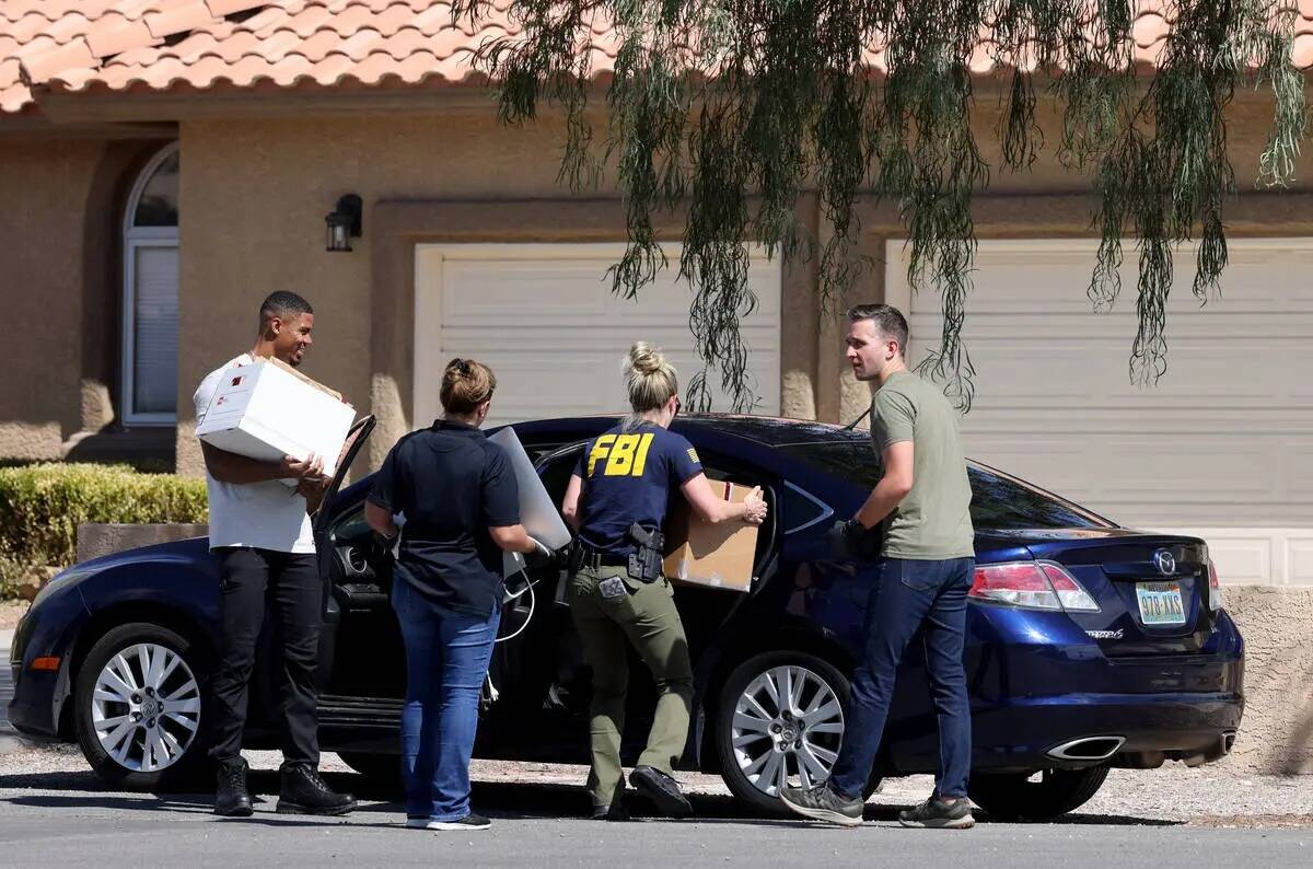 Personal del FBI retira cajas y computadoras de una casa en la esquina de West La Madre Way y C ...