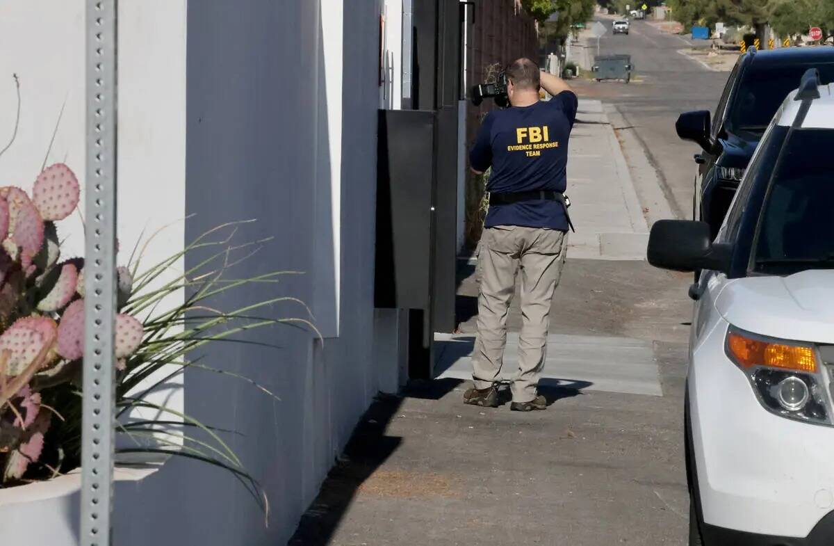 Personal del FBI investiga en una casa en la esquina de West La Madre Way y Conough Lane en Las ...