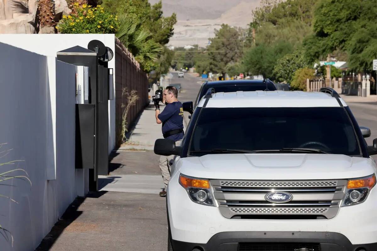 Personal del FBI investiga en una casa en la esquina de West La Madre Way y Conough Lane en Las ...