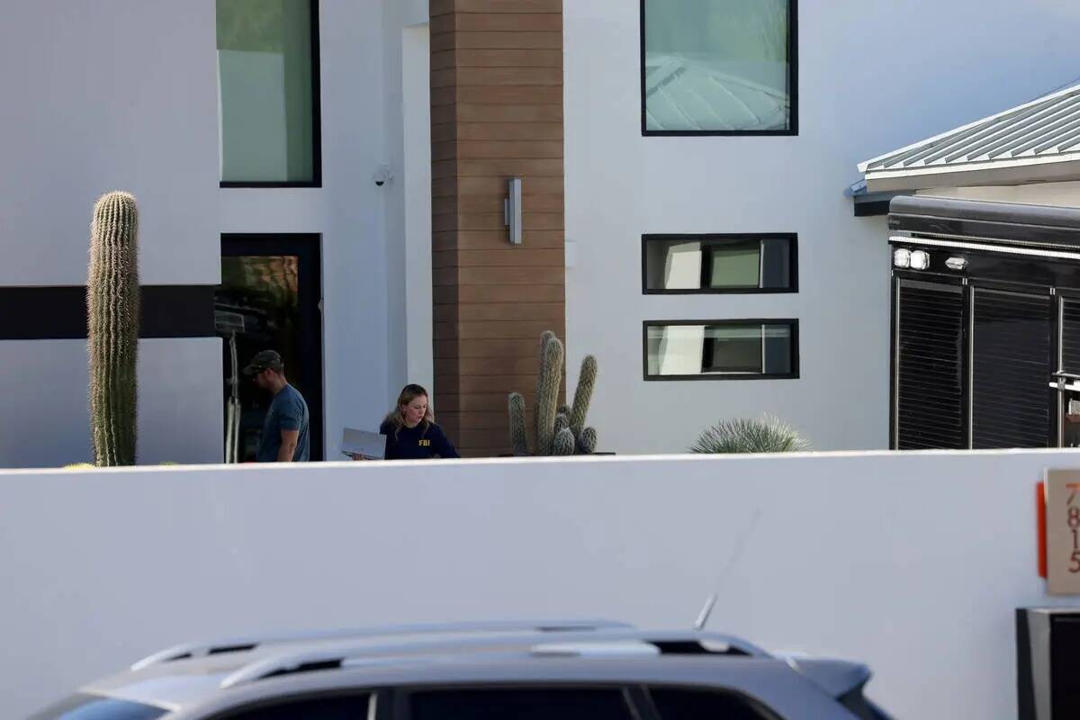 Personal del FBI investiga en una casa en la esquina de West La Madre Way y Conough Lane en Las ...