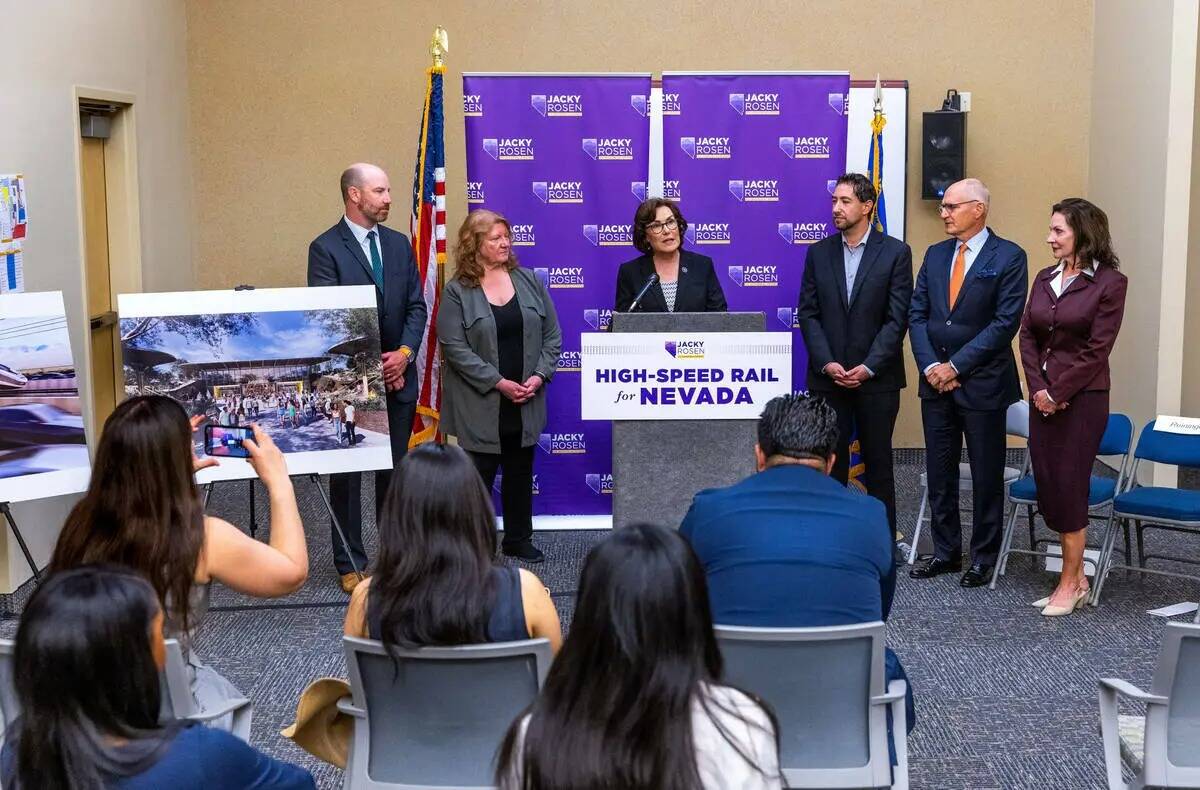 La senadora federal Jacky Rosen (demócrata por Nevada) dirige una rueda de prensa de las parte ...