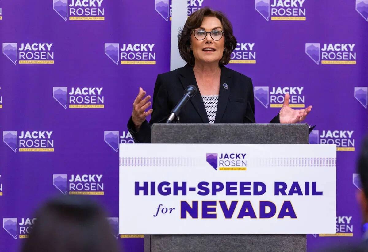 La senadora federal Jacky Rosen, demócrata por Nevada, dirige una rueda de prensa en la que ha ...