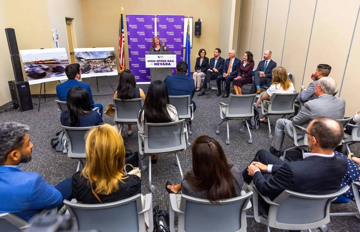 La directora del NDOT, Tracy Larkin-Thomason, habla durante una rueda de prensa para llamar al ...