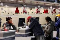 Agentes ayudan a los pasajeros en el mostrador de boletos de Southwest en la Terminal 1 del Aer ...