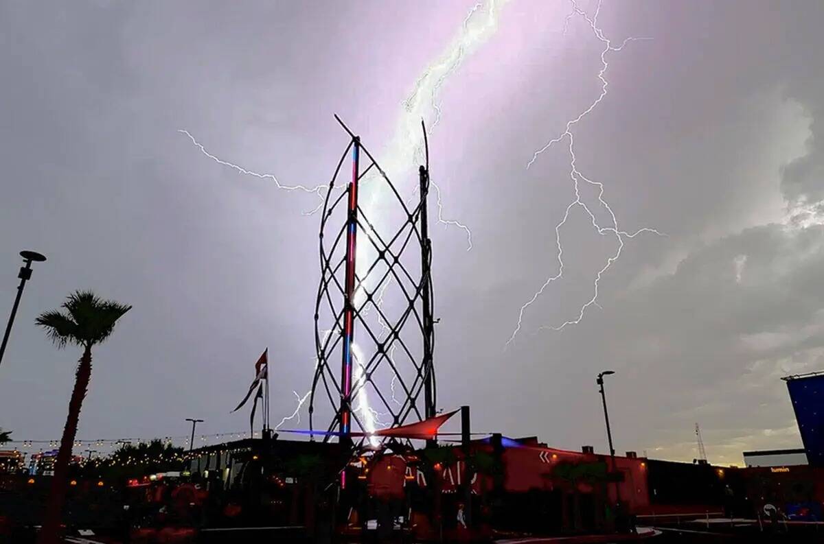 Un rayo cae en o cerca del centro de entretenimiento Area 15 en Las Vegas el domingo 20 de agos ...