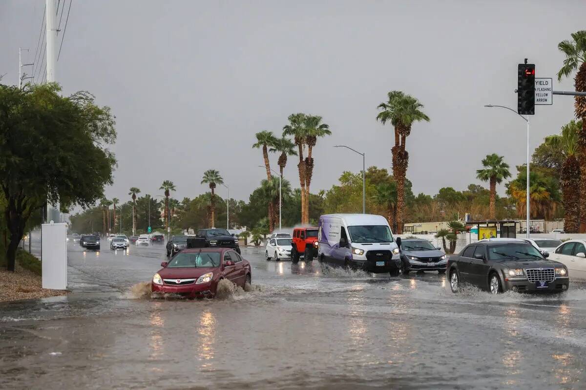 Autos luchan contra el tránsito en hora pico en medio de una advertencia de inundación repent ...