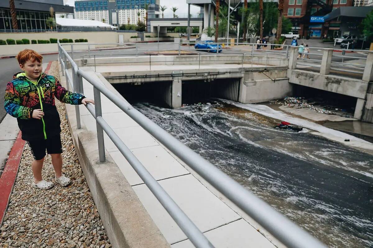 Jack Fargo, de 7 años, observa cómo el agua fluye desde el estacionado The Linq hacia un cana ...