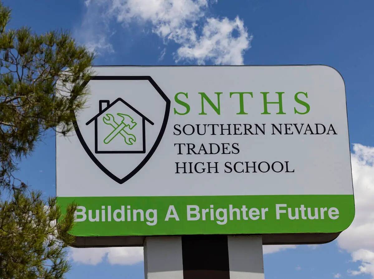 El letrero de Southern Nevada Trades High School se ve en el campus, el viernes, 11 de agosto 2 ...