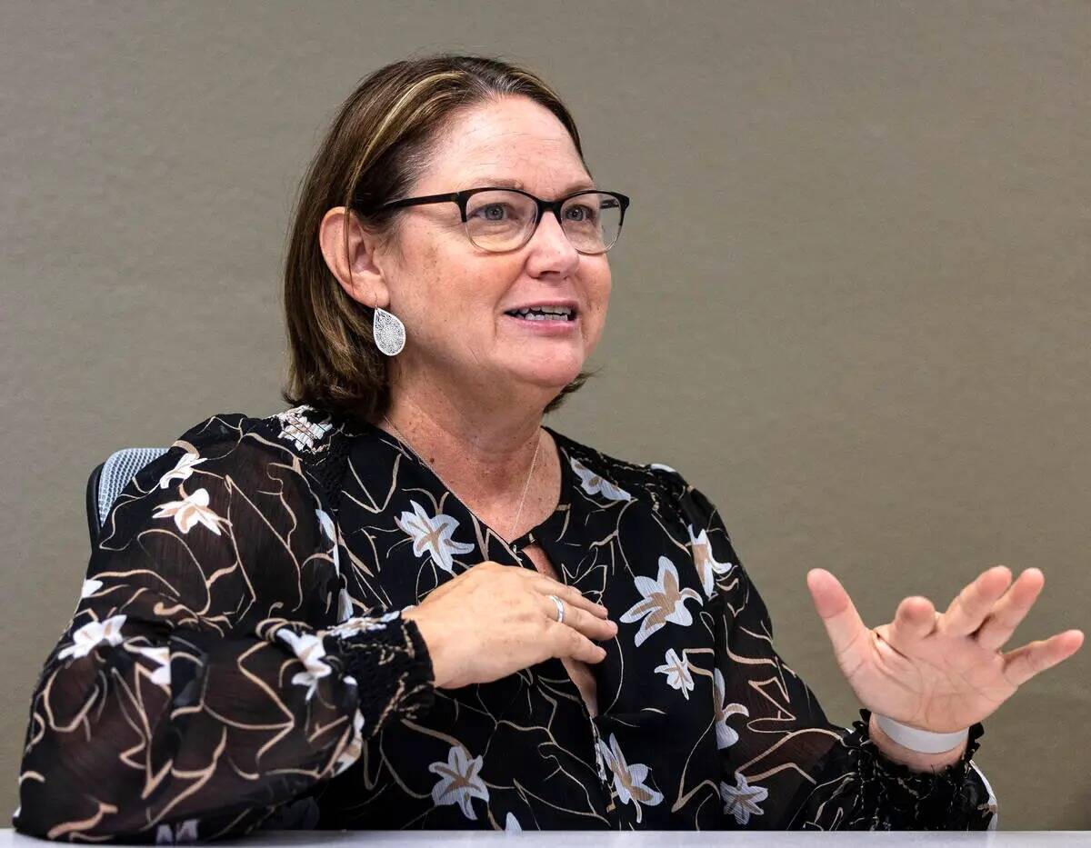 Julie Carver, directora ejecutiva de la Southern Nevada Trades High School, habla durante una e ...