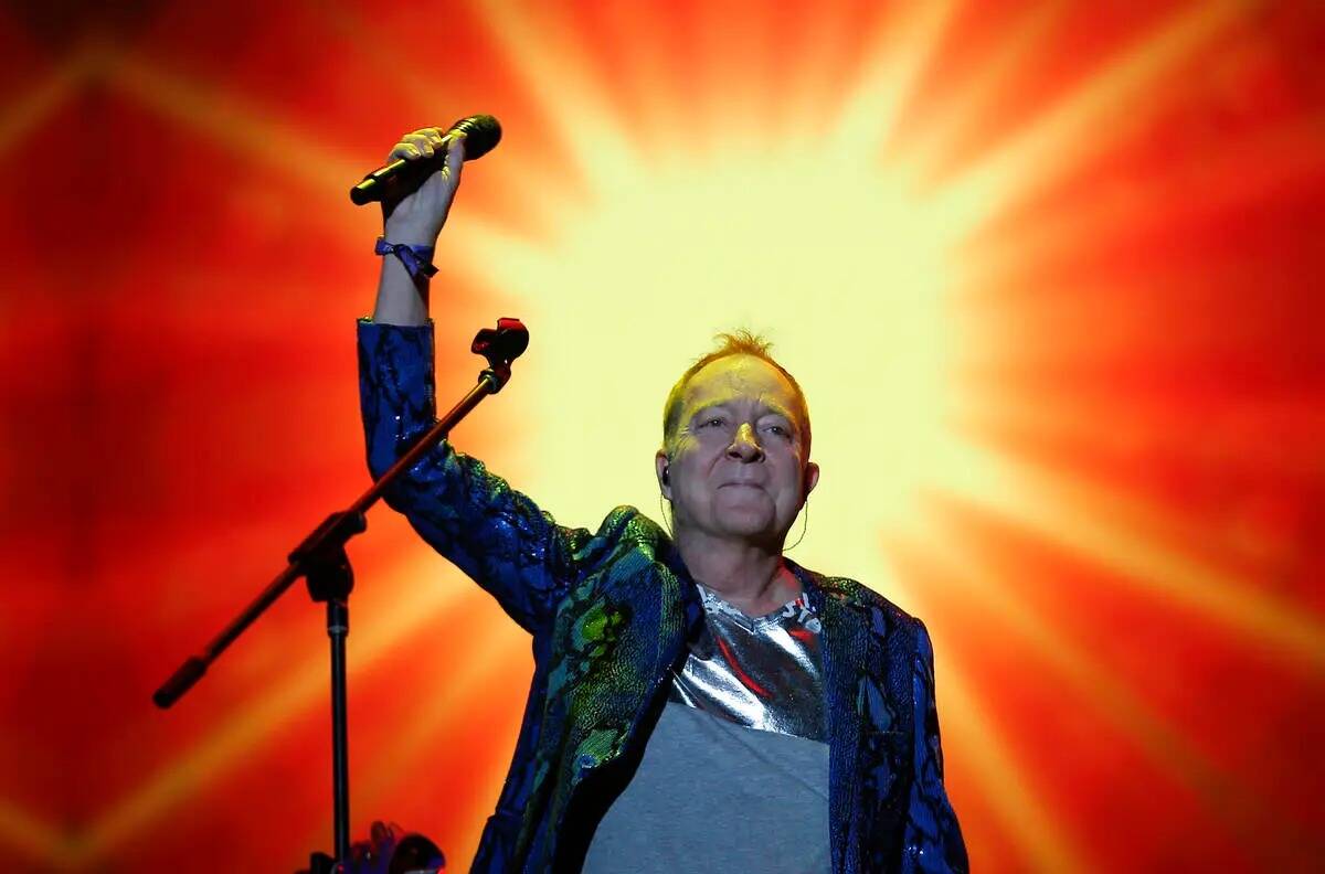 Fred Schneider de la banda estadounidense de rock new wave The B-52s, se presenta durante el fe ...