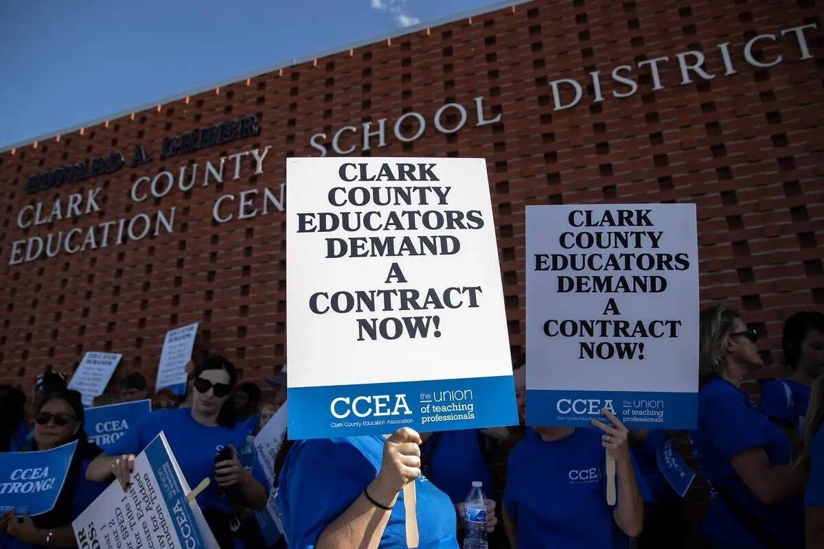Miembros del sindicato de maestros de la Asociación de Educación del Condado Clark protestan ...