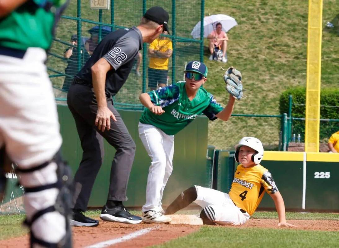 El segunda base de Nolensville, Tennessee, Turner Blalock (4) es eliminado por el tercera base ...