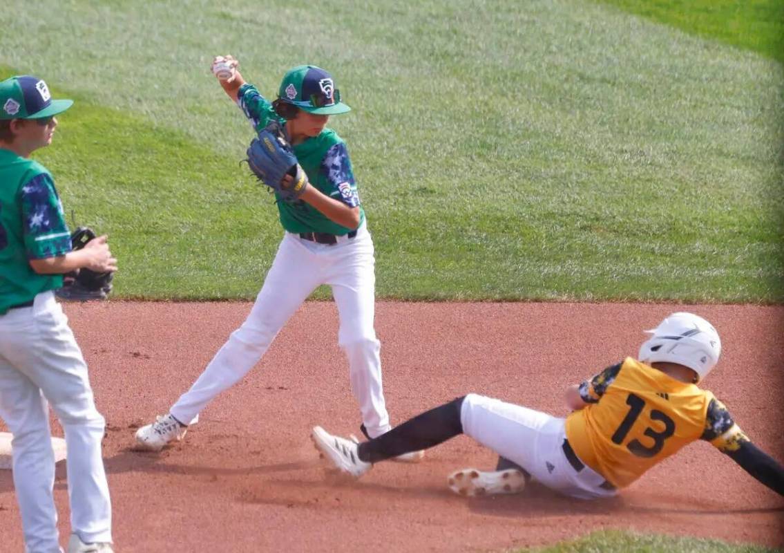 El primera base de Nolensville, Tennessee, Jackson Tabor (13) es expulsado por el segunda base ...