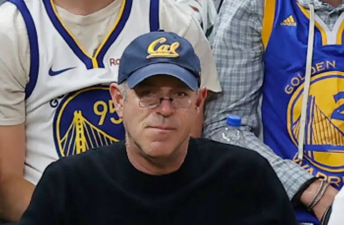 El dueño de los Athletics, John Fisher, observa durante el segundo partido de las finales de l ...