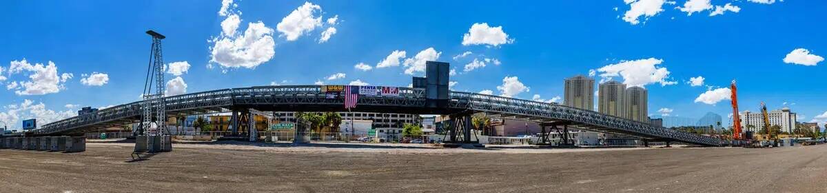 Las Vegas Grand Prix, Inc. ofrece una vista previa de los puentes vehiculares temporales en el ...