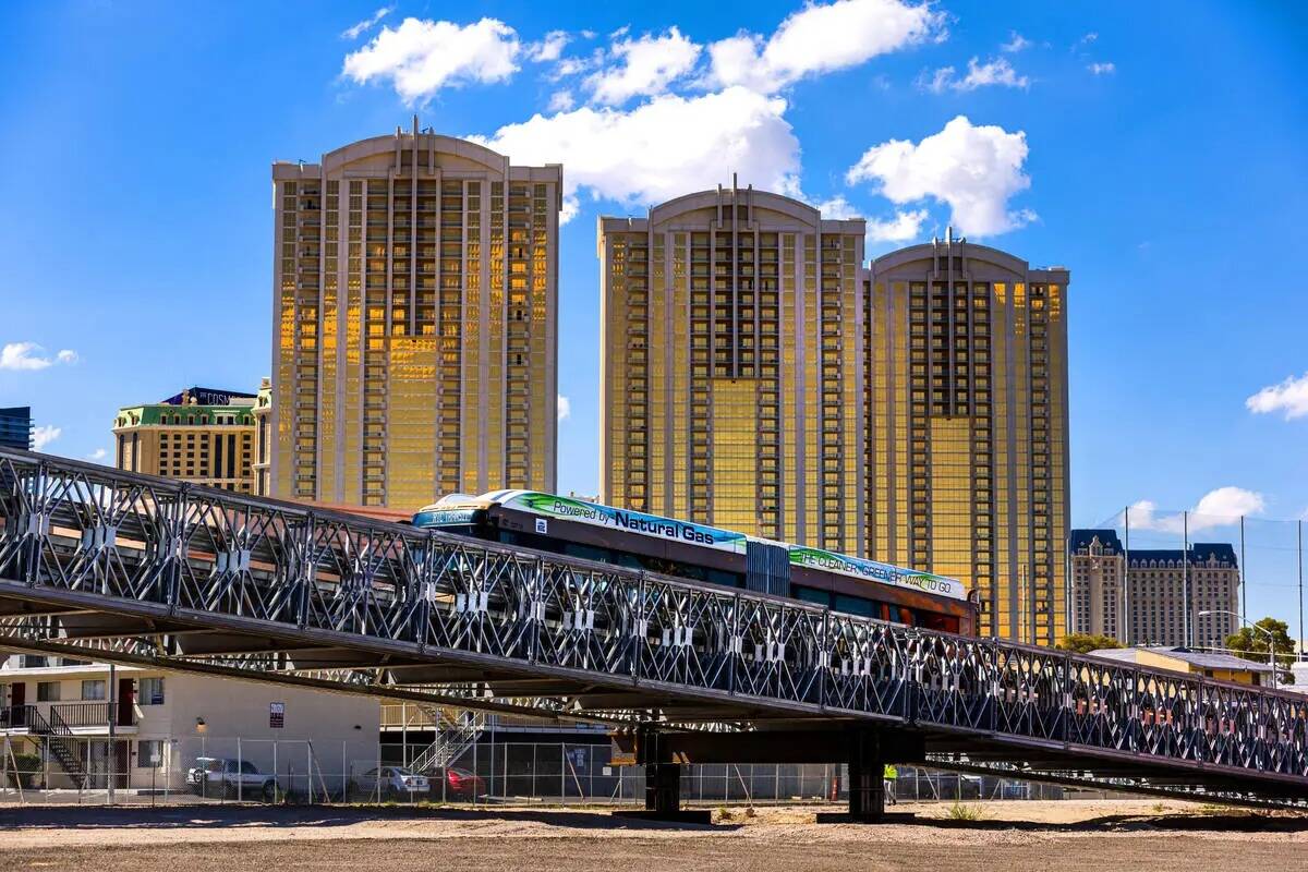 Un autobús de la RTC atraviesa un arco mientras Las Vegas Grand Prix, Inc. ofrece una vista pr ...