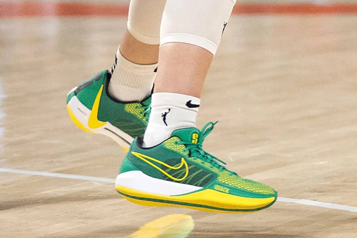 La escolta de New York Liberty Sabrina Ionescu lleva sus tenis verdes y amarillos modelo Sabrin ...