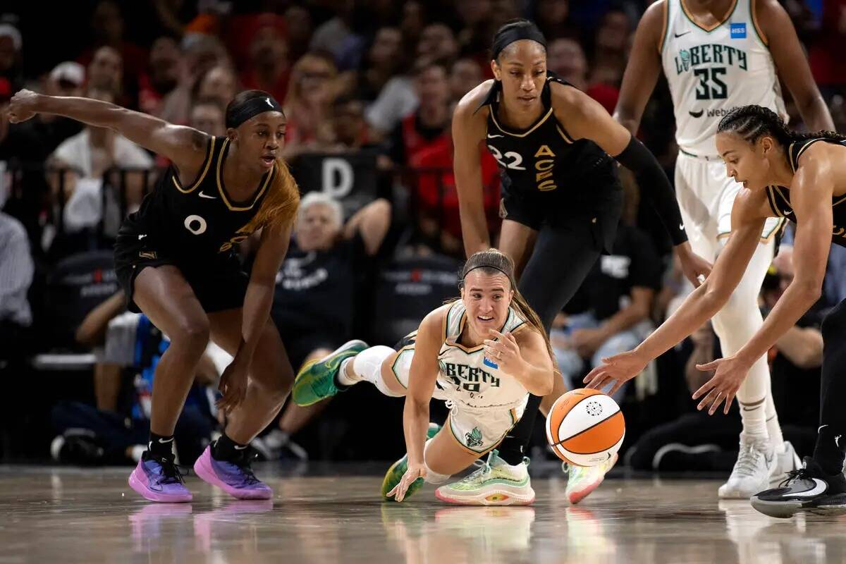 La escolta de las New York Liberty Sabrina Ionescu se lanza a por el balón durante un partido ...