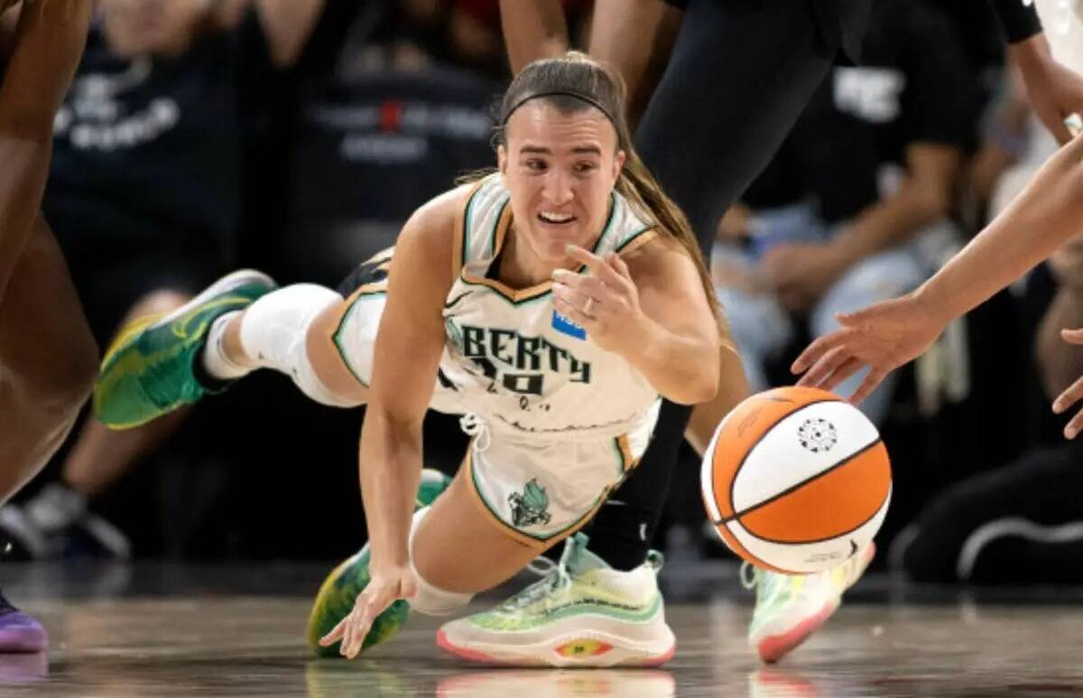 La escolta de las New York Liberty Sabrina Ionescu luce sus tenis verdes y amarillo modelo Sabr ...