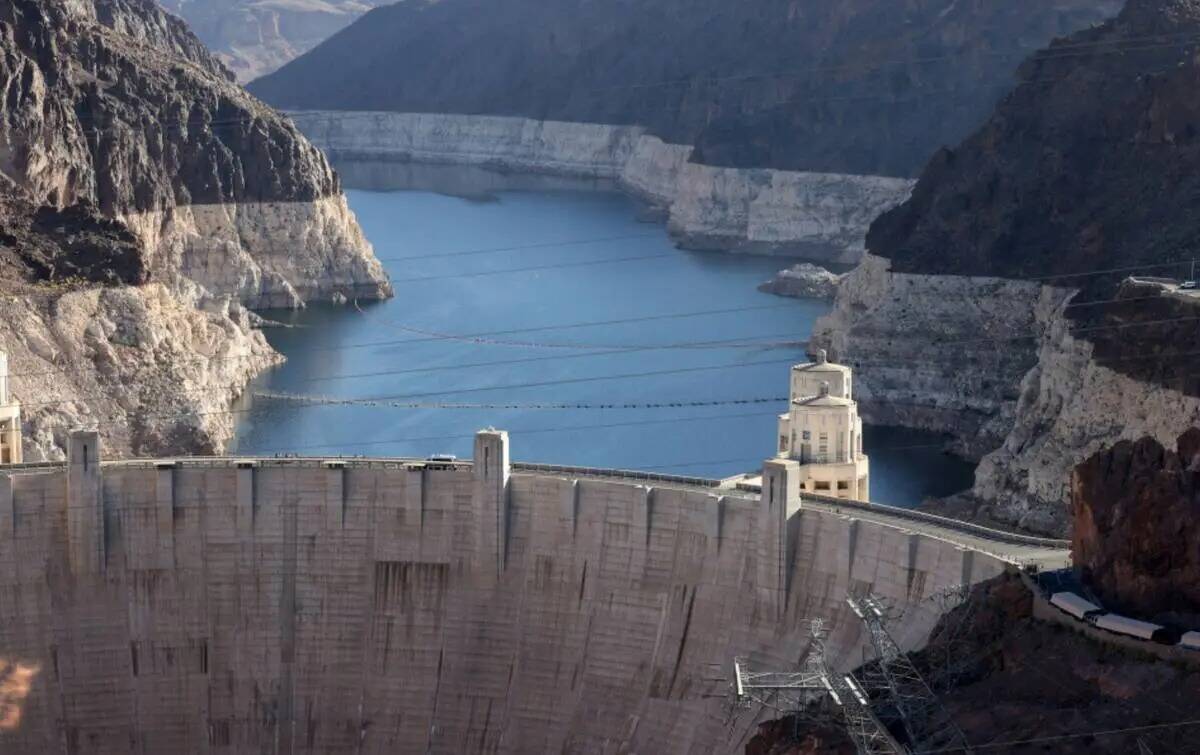 El Lago Mead y el "anillo de agua" se muestran en la Presa Hoover a las afueras de Boulder City ...