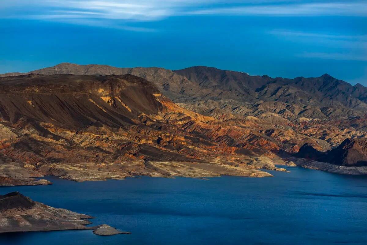 La zona de Fortification Hill capta la luz del atardecer sobre la orilla del Lago Mead, que se ...