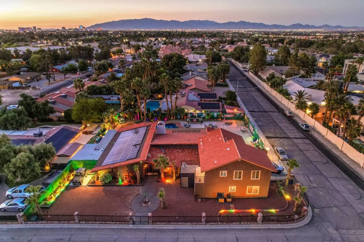 Esta residencia en el vecindario de Paradise en Las Vegas está a la venta por 1,15 millones de ...