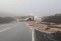 Rocas, barro y agua de la inundación son retirados de highway 190 después de las fuertes lluv ...