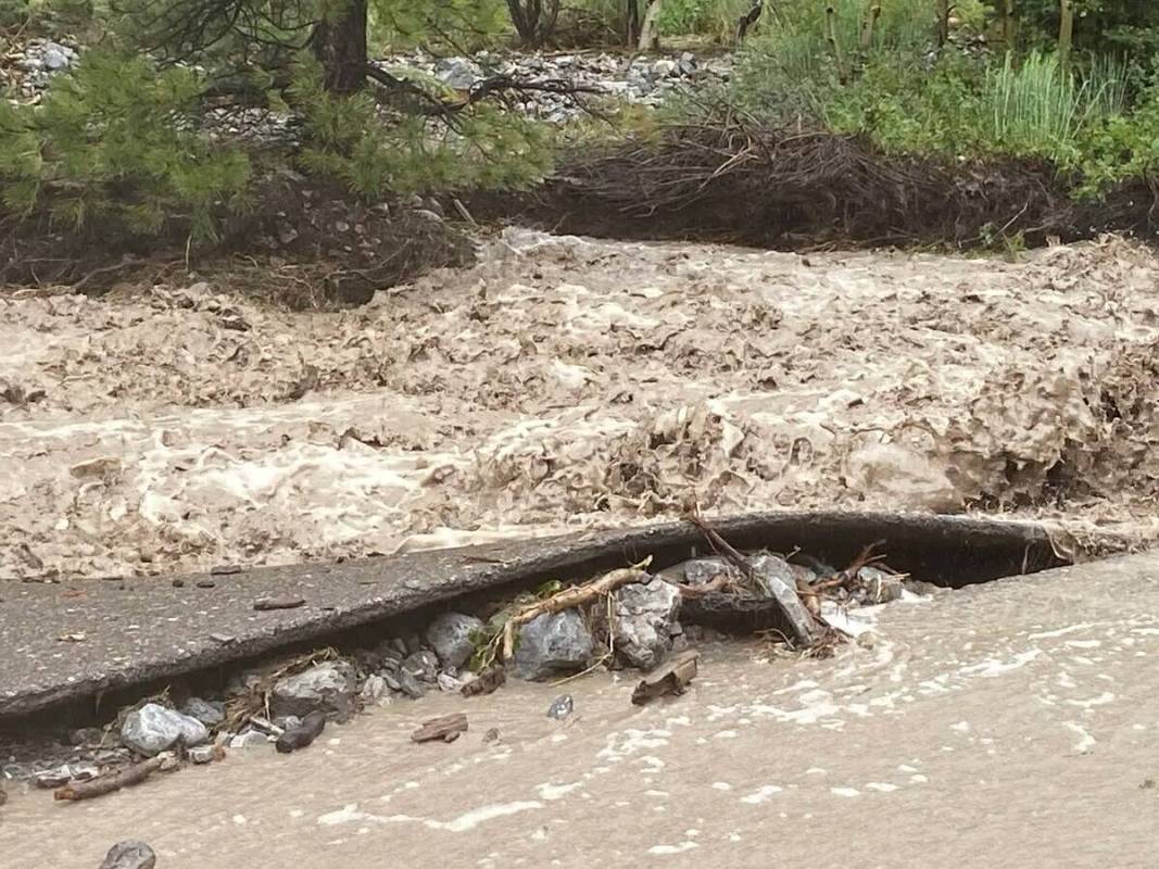 Fuerte escorrentía de la tormenta en la subdivisión de Echo en Mount Charleston el lunes 21 d ...