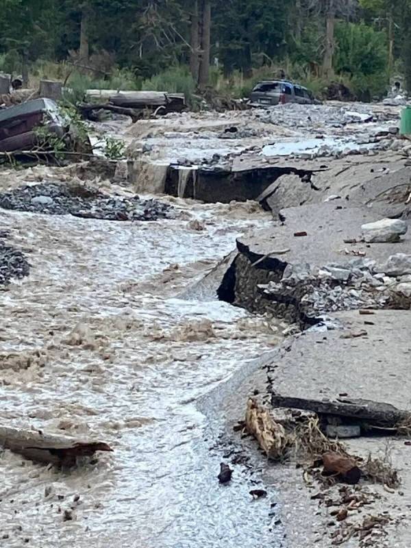 La erosión es obvia cuando la escorrentía de la tormenta golpea la subdivisión Echo en Mount ...