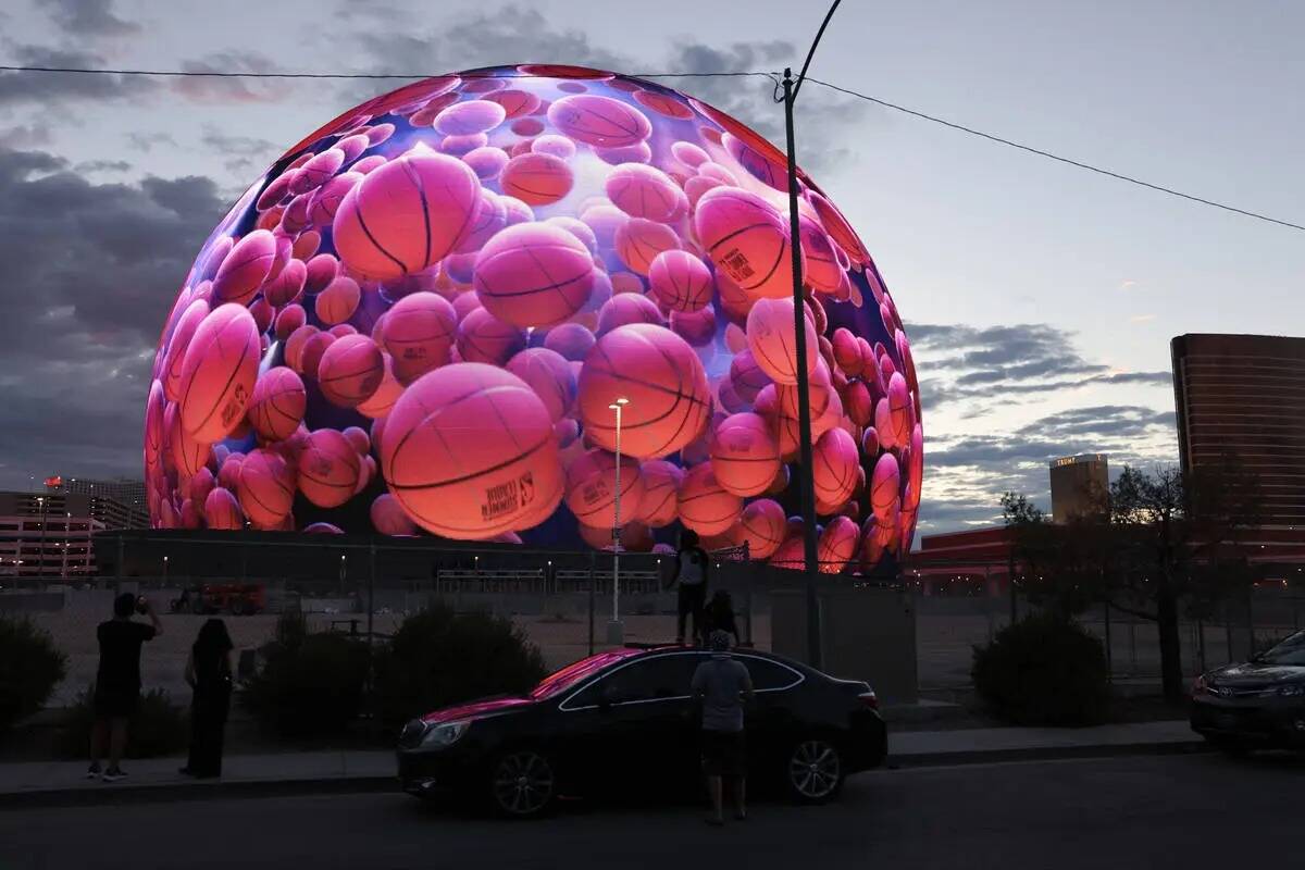 Sphere se muestra en Manhattan Street, cerca del Strip, en Las Vegas, el miércoles 16 de agost ...