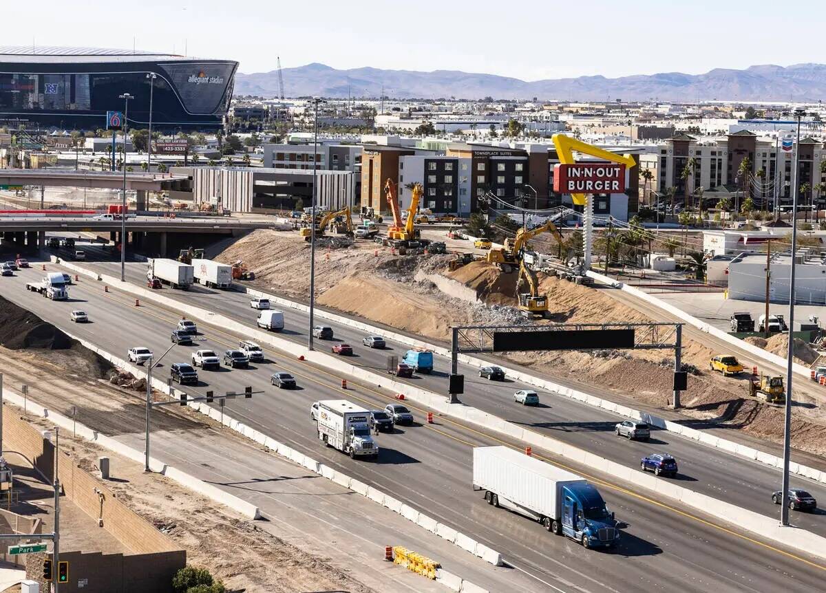 La construcción está en marcha en la Interestatal 15 cerca de Tropicana Avenue el 26 de enero ...