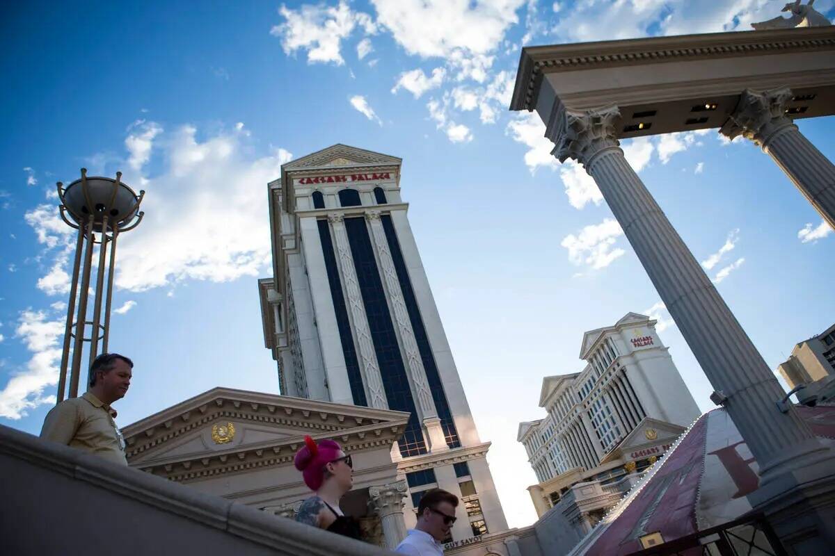 El exterior del hotel-casino Caesars Palace se muestra en Las Vegas el miércoles 18 de mayo de ...