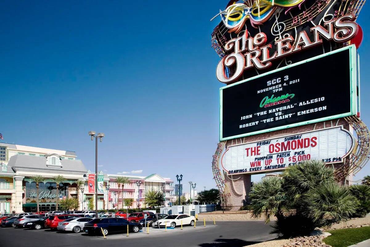 El exterior del hotel-casino The Orleans en 4500 West Tropicana Avenue, en Las Vegas, se muestr ...