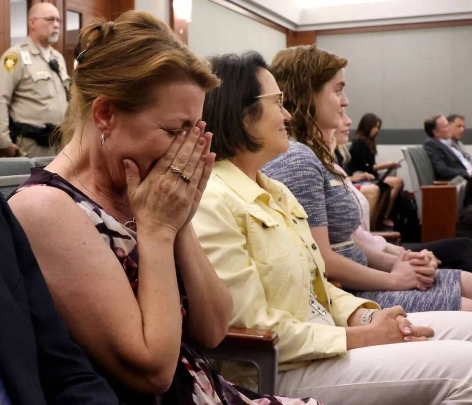 Colleen Beyer, hija de la víctima de asesinato Sharon Causse Randolph, reacciona en el tribuna ...