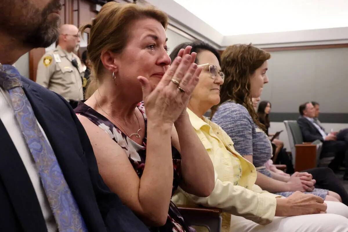 Colleen Beyer, hija de la víctima de asesinato Sharon Causse Randolph, reacciona en el tribuna ...