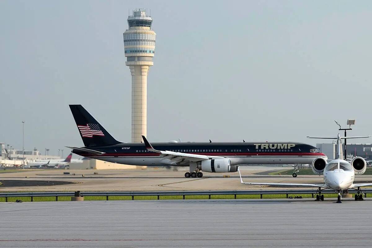 El avión que transporta al expresidente Donald Trump llega al Aeropuerto Internacional Hartsfi ...