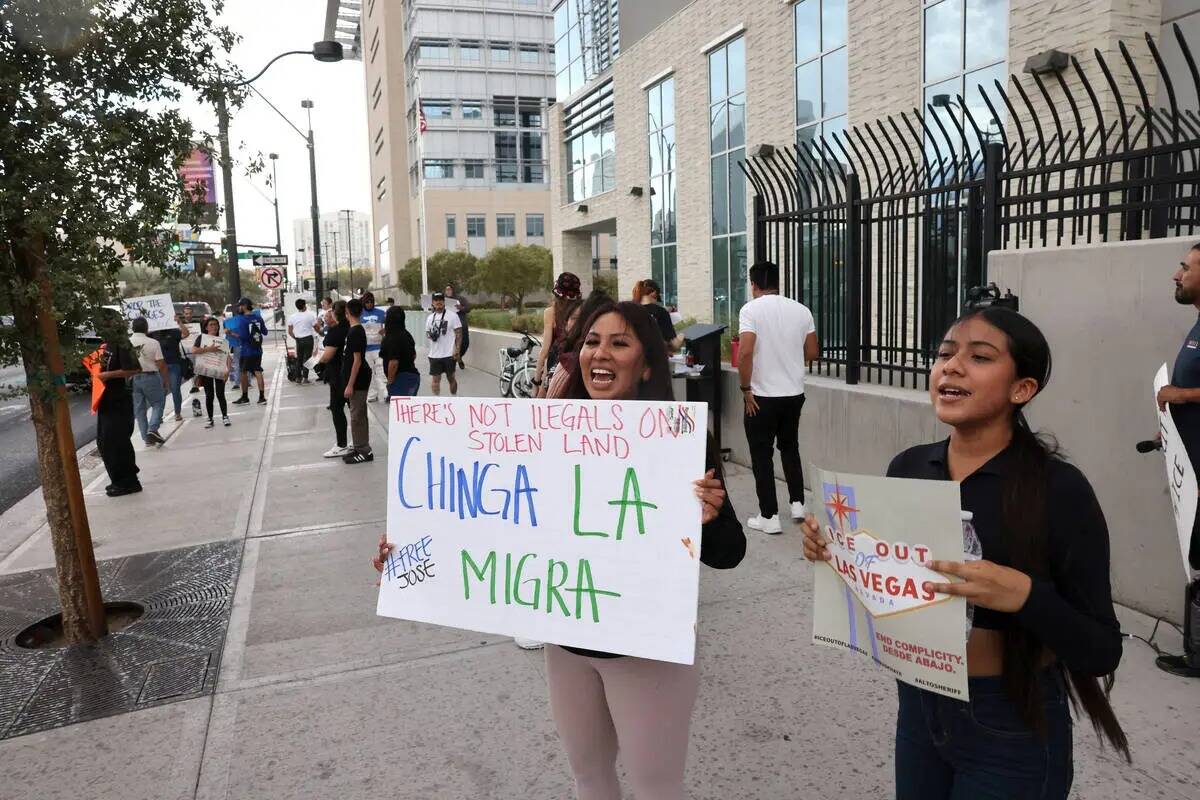 Manifestación frente a las oficinas del Servicio de Inmigración y Control de Aduanas de Estad ...