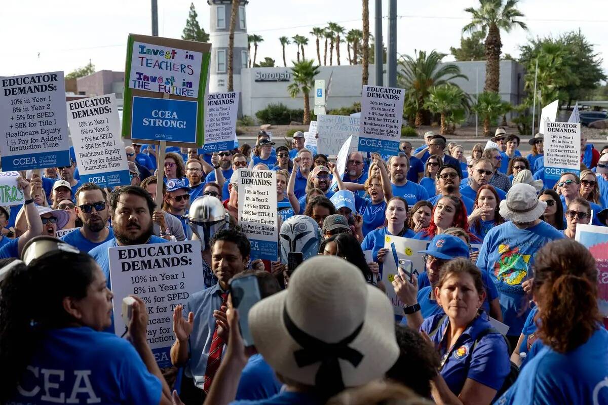 Miembros del sindicato de maestros de la Asociación de Educación del Condado Clark protestan ...