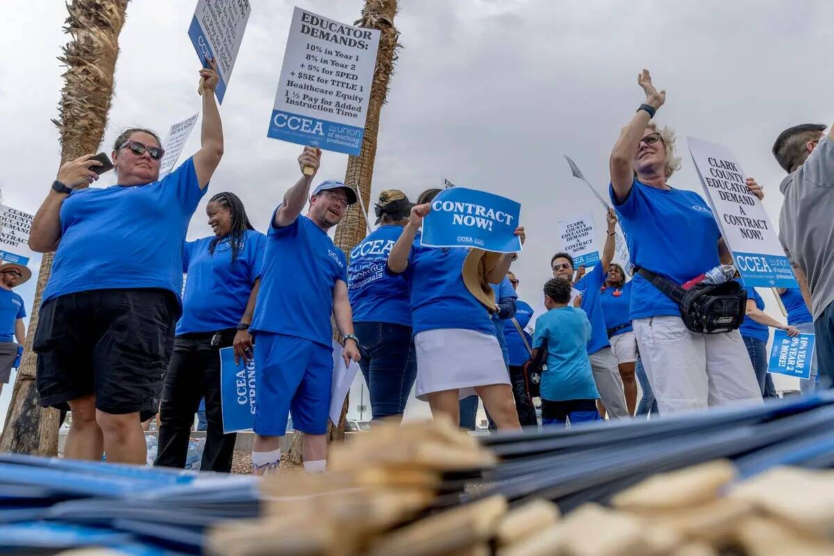 Miembros del sindicato de maestros de la Asociación de Educación del Condado Clark protestan ...