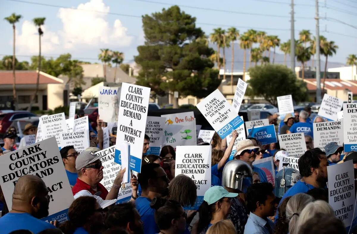 Miembros del sindicato de maestros de la Asociación de Educación del Condado Clark protestan ...