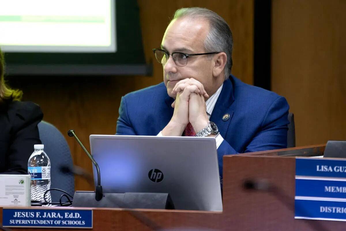 El superintendente del Distrito Escolar del Condado Clark, Jesús Jara, escucha las protestas d ...