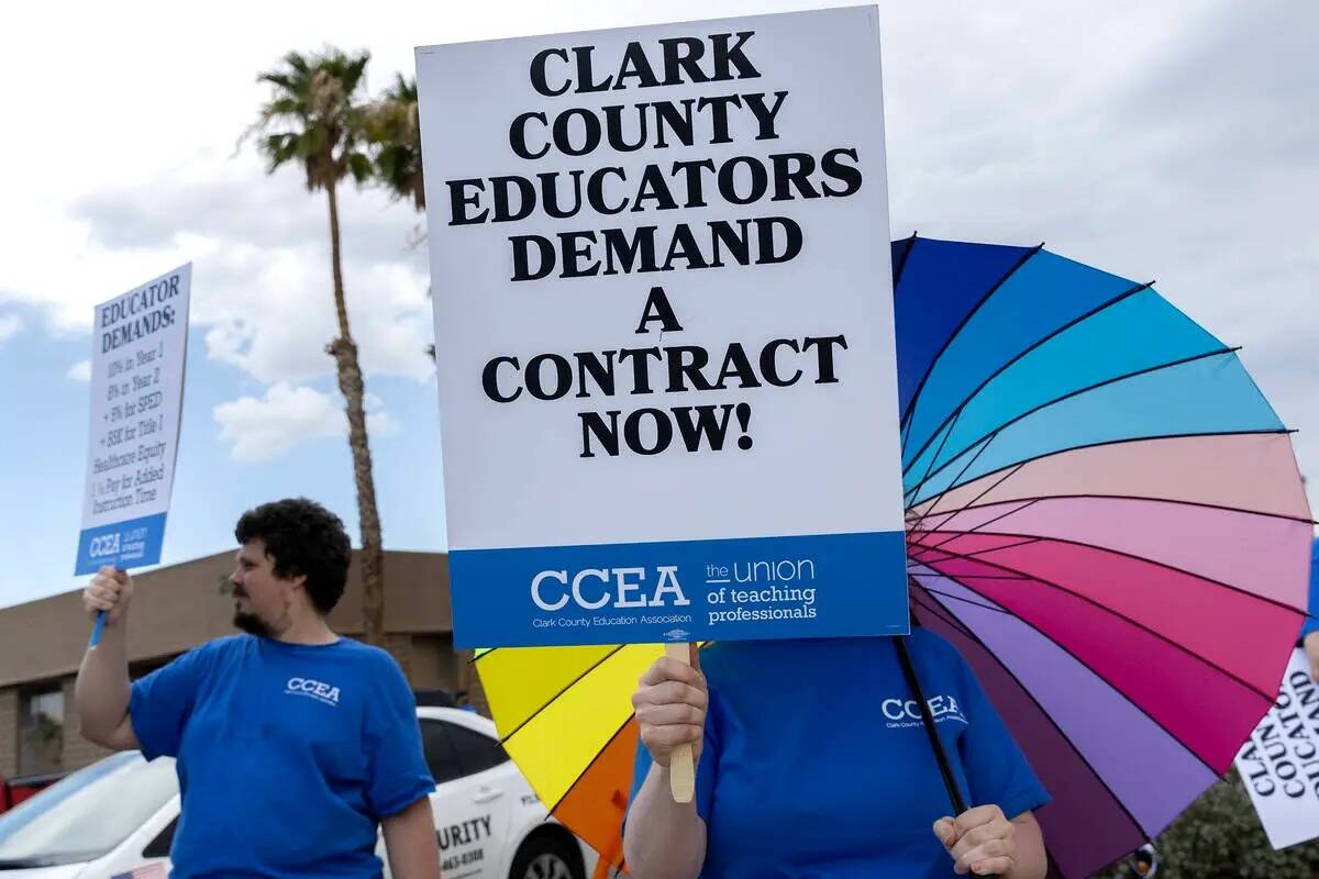 Miembros del sindicato de maestros de la Asociación de Educación del Condado Clark protestan ...