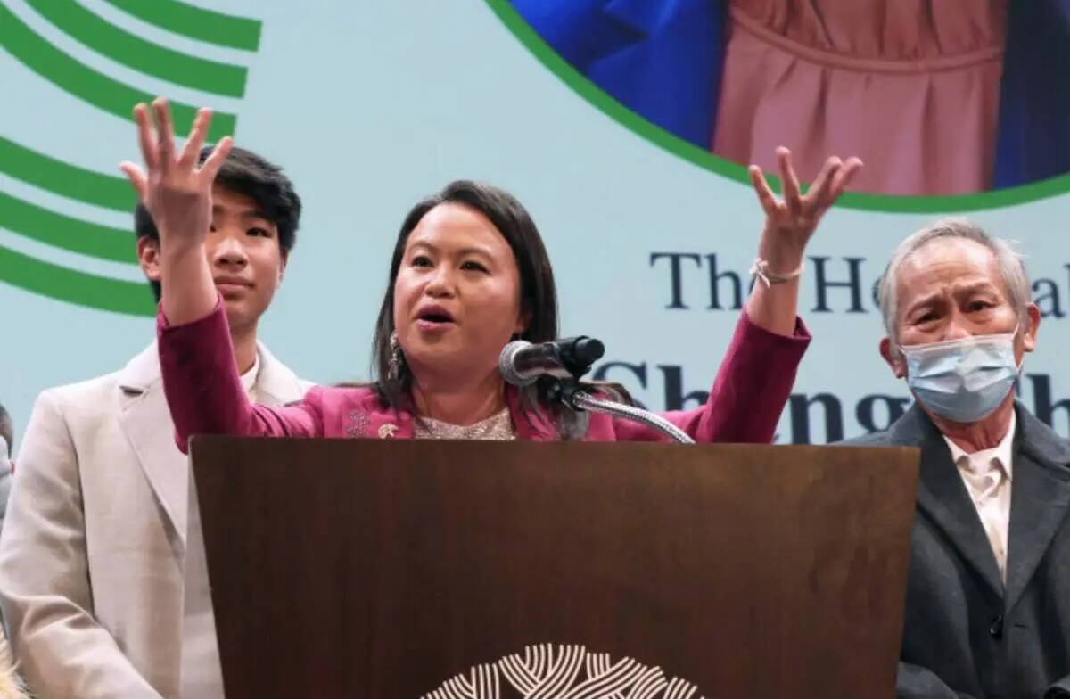 El alcalde de Oakland, Sheng Thao, pronuncia un discurso durante la Ceremonia de Inauguración ...