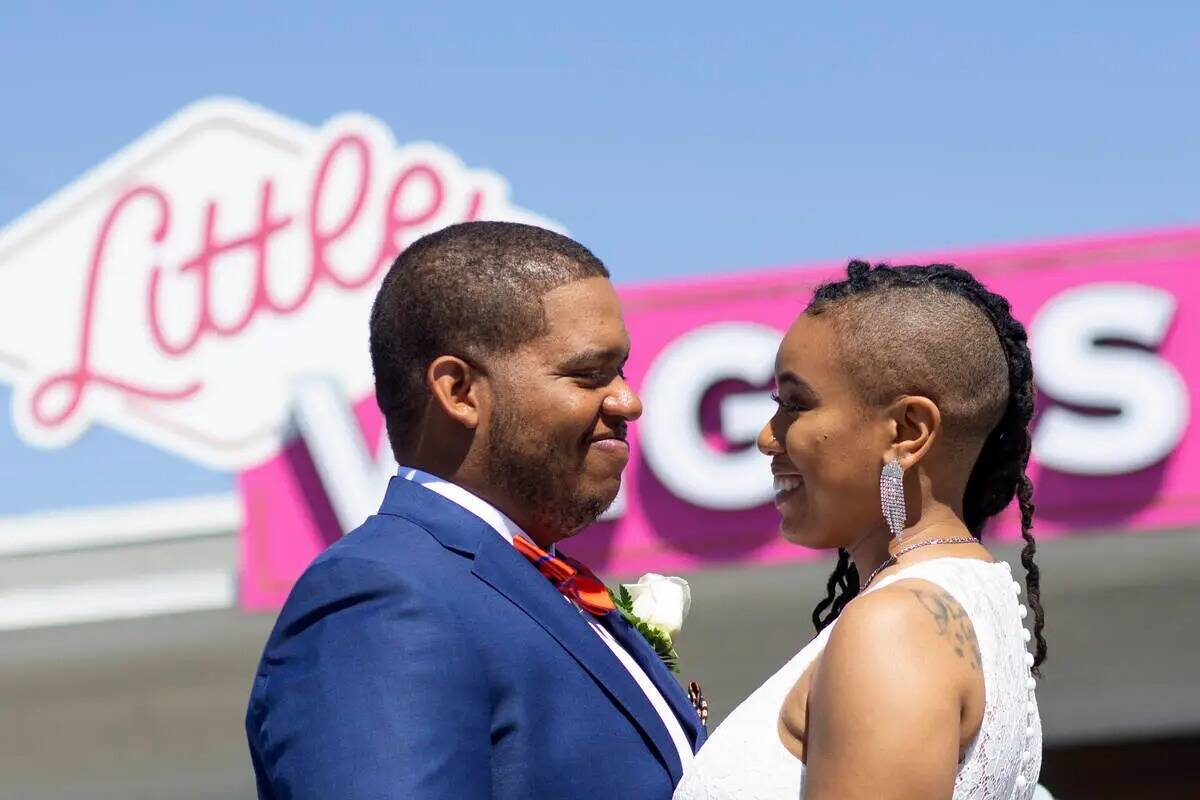 Michael Durham y Khiana Allen, de Texas, son fotografiados tras contraer matrimonio en Little V ...